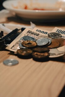 桌上散落的硬币与纸币