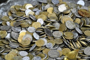 一堆多彩硬币特写