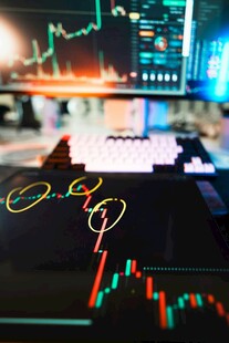 金融图表与奥运五环元素