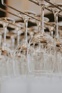 整齐排列的透明高脚酒杯