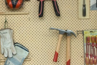 墙上悬挂的多样维修工具