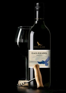 精致红酒瓶与酒杯的组合