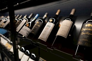 酒架上排列整齐的葡萄酒