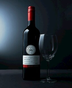 一瓶红酒与高脚杯的组合