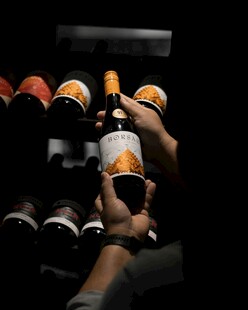 从酒架取葡萄酒