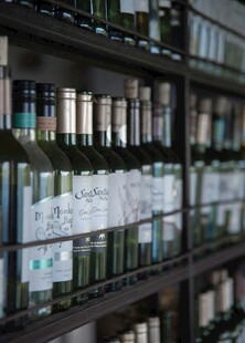 酒架上琳琅满目的酒瓶