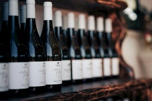 整齐排列的瓶装葡萄酒