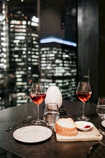 都市夜景下的浪漫餐桌