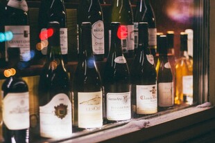 多样美酒陈列展示
