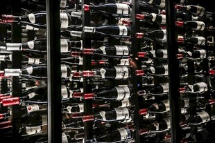 整齐排列的海量红酒架