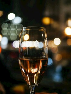 高脚杯中的浅粉葡萄酒