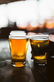 两杯精酿啤酒置于桌前