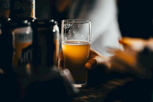 手持啤酒杯的惬意时刻