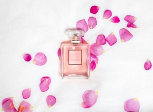 浪漫香水瓶与散落花瓣