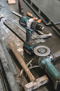 车间里的多样电动工具