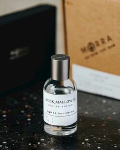 简约香水瓶展示