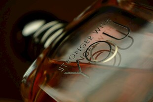 精致香水瓶特写