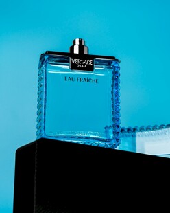 蓝色方形香水瓶特写