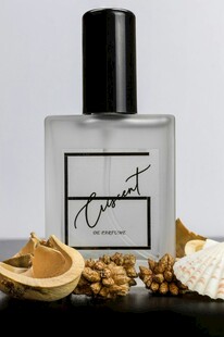 优雅香水瓶与坚果装饰