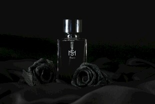 暗黑风香水瓶与黑玫瑰