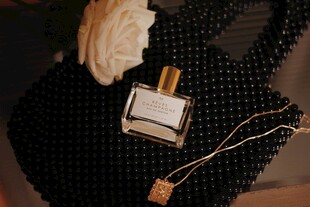 精致香水瓶饰与链条搭配