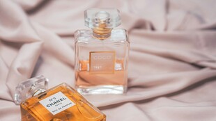 优雅香水瓶置于柔软布料上