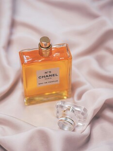 优雅香水瓶与精致配饰