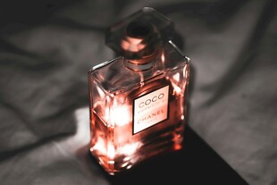 精致香水瓶散发迷人光泽