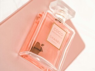 粉色优雅女士香水瓶