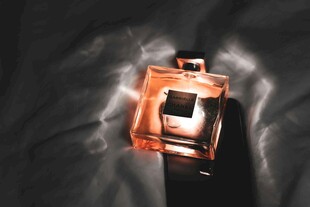 闪耀光芒的精致香水瓶