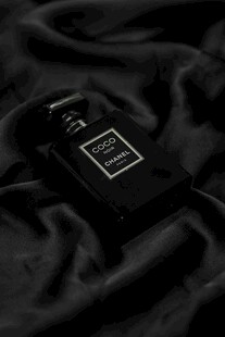 黑色织物上的精致香水瓶