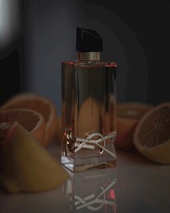 香水瓶旁的新鲜橙子