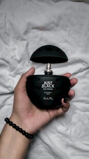 手持黑色香水瓶特写