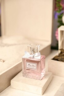 精致粉色香水瓶展示