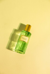 清新绿瓶香水静物展示