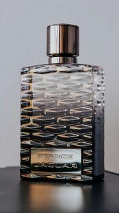 奢华方形香水瓶展示