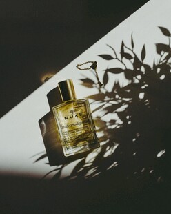 光影下的精致香水瓶