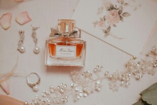 精致香水瓶与珠宝饰品