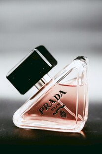 普拉达女士香水精致瓶身
