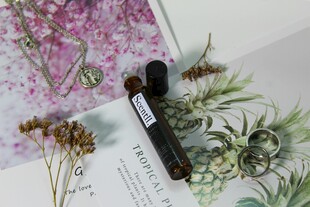 花卉旁的化妆品