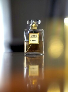 精致香水瓶特写