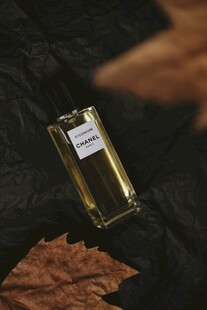 秋日氛围中的精致香水瓶