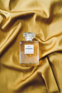 金色绸缎上的精致香水瓶