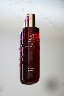 红色瓶装护肤品展示