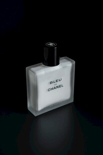 简约方形香水瓶展示