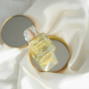 精致香水瓶置于柔软织物上