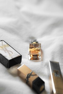 精致香水瓶及周边美妆品