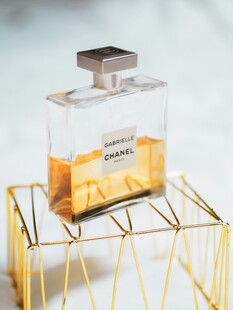 精致香水瓶置于金色架上