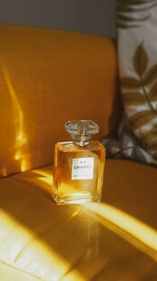 阳光下的精致香水瓶