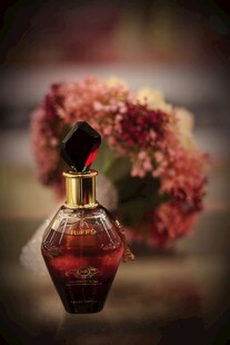 精致香水瓶与浪漫花卉